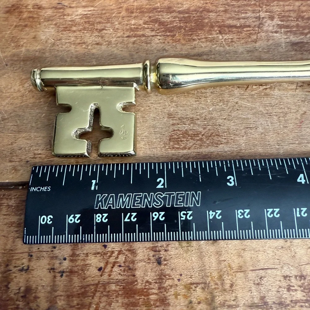 Decorative Virginia Metal Crafter Brass Key Paper Weight - Picture 9 of 9